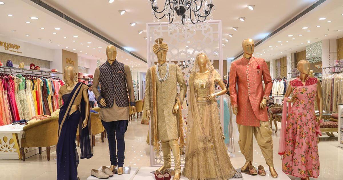 Không gian bán lẻ của Manyavar với các dòng trang phục truyền thống được tổ chức thành bộ sưu tập.