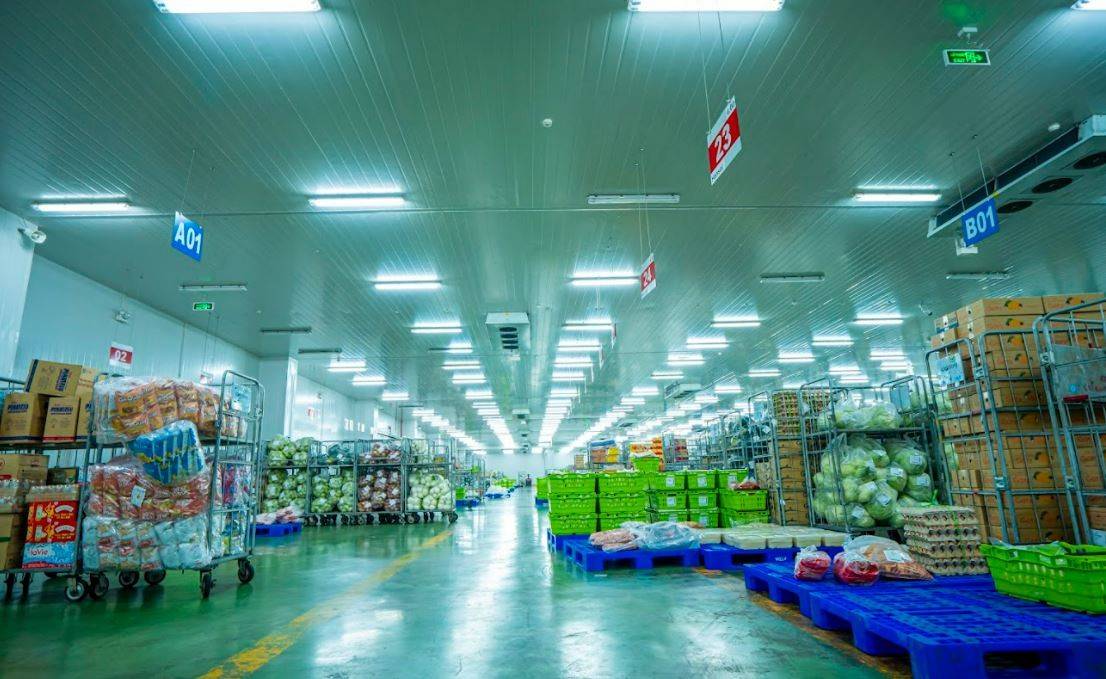 Đối với những hàng hóa đặc thù như rau củ quả, trái cây, để đảm bảo chất lượng sản phẩm được lưu giữ tốt nhất phục vụ công tác phân phối, bán hàng thì việc sử dụng kho lạnh bảo quản là giải pháp phù hợp hàng đầu. 