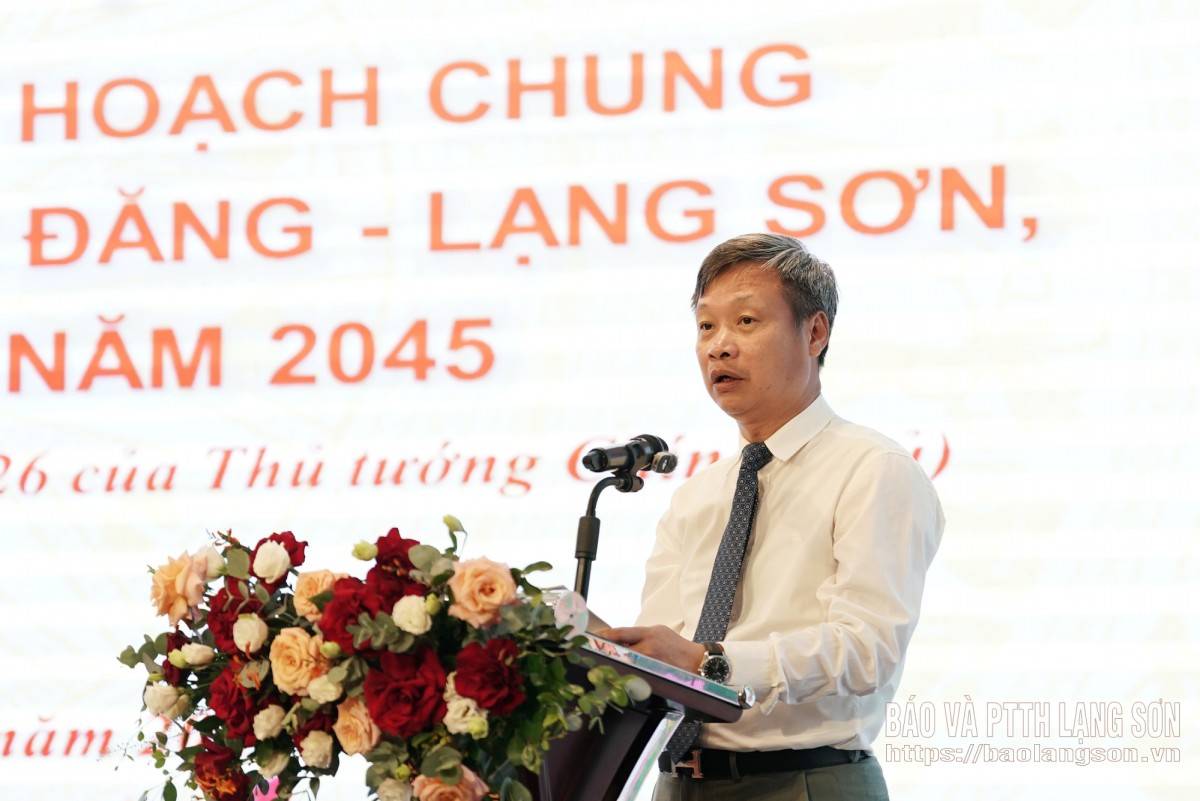Đại diện Bộ Xây dựng công bố Quyết định của Thủ tướng Chính phủ phê duyệt điều chỉnh Quy hoạch chung Khu KTCK Đồng Đăng - Lạng Sơn đến năm 2045 - Ảnh: https://baolangson.vn