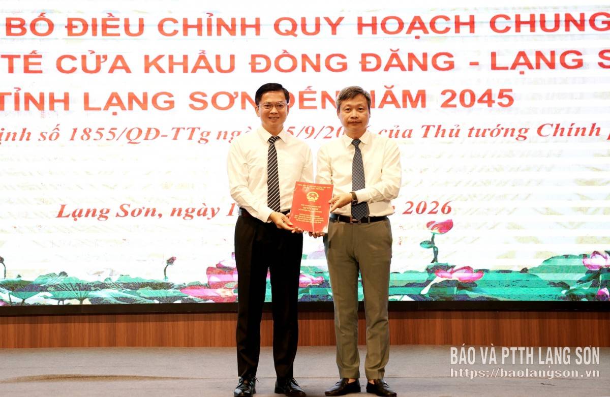 Đại diện Bộ Xây dựng trao Quyết định của Thủ tướng Chính phủ phê duyệt điều chỉnh Quy hoạch chung Khu KTCK Đồng Đăng - Lạng Sơn đến năm 2045 cho lãnh đạo UBND tỉnh - Ảnh: https://baolangson.vn