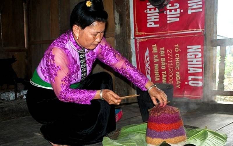 Xôi ngũ sắc qua bàn tay chế biến của người dân tộc Thái.