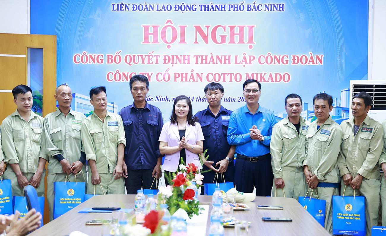 Phó Chủ tịch HĐND thành phố Lâm Thị Hương Thành và Phó Chủ tịch Liên đoàn Lao động thành phố Nguyễn Mạnh Hùng tặng quà cho công nhân Công ty cổ phần Cotto Mikado