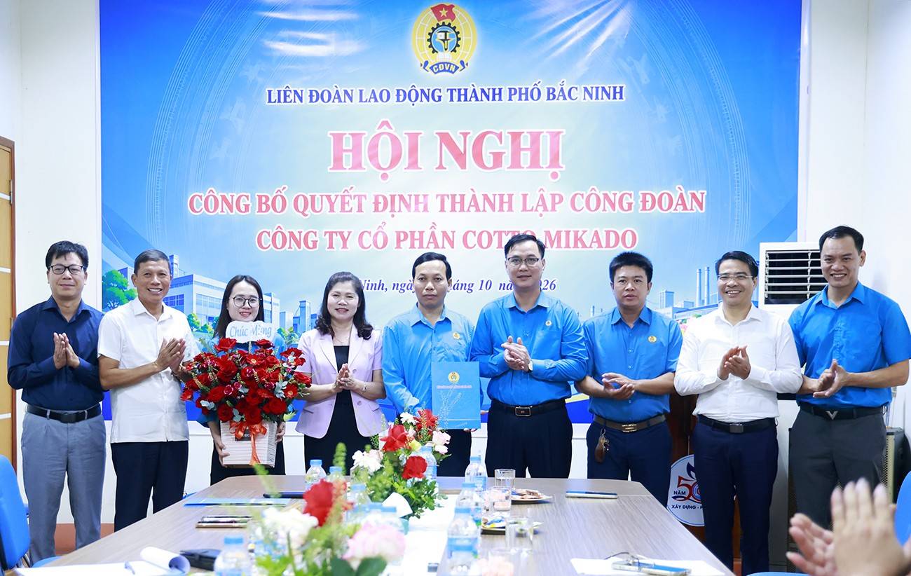 Phó Chủ tịch HĐND thành phố Lâm Thị Hương Thành (thứ 4 từ trái qua), Phó Chủ tịch Liên đoàn Lao động thành phố Nguyễn Mạnh Hùng chúc mừng BCH lâm thời Công đoàn Công ty cổ phần Cotto Mikado.