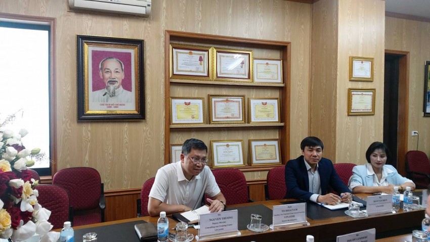 Ông Trần Văn Hiển, Trưởng Ban Kinh tế và Xúc tiến thương mại VINASME (giữa) trao đổi về tình hình doanh nghiệp Việt Nam trong thời gian qua