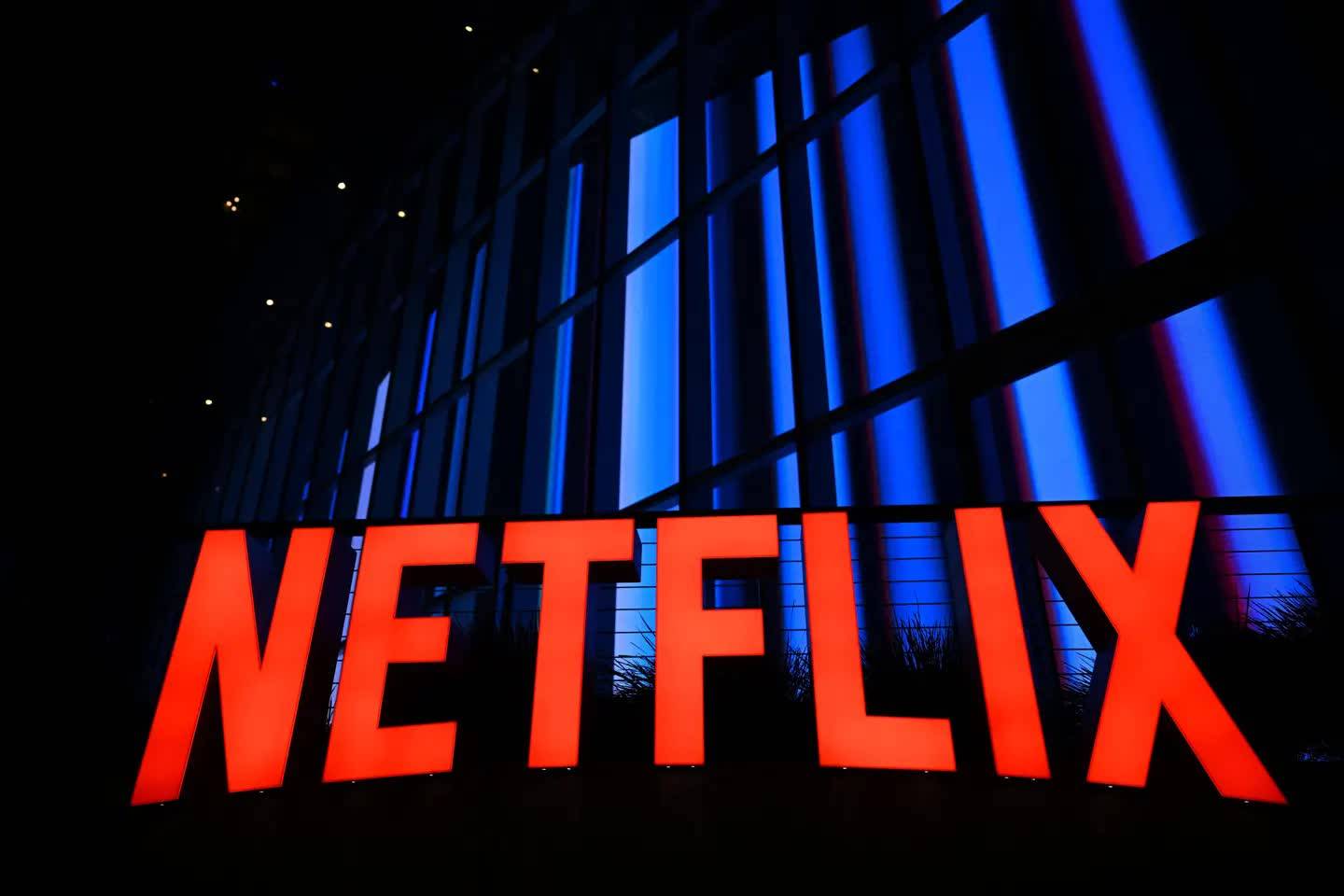 Netflix dự kiến sa thải 1.000 nhân viên, cổ phiếu giảm 40% trong một năm