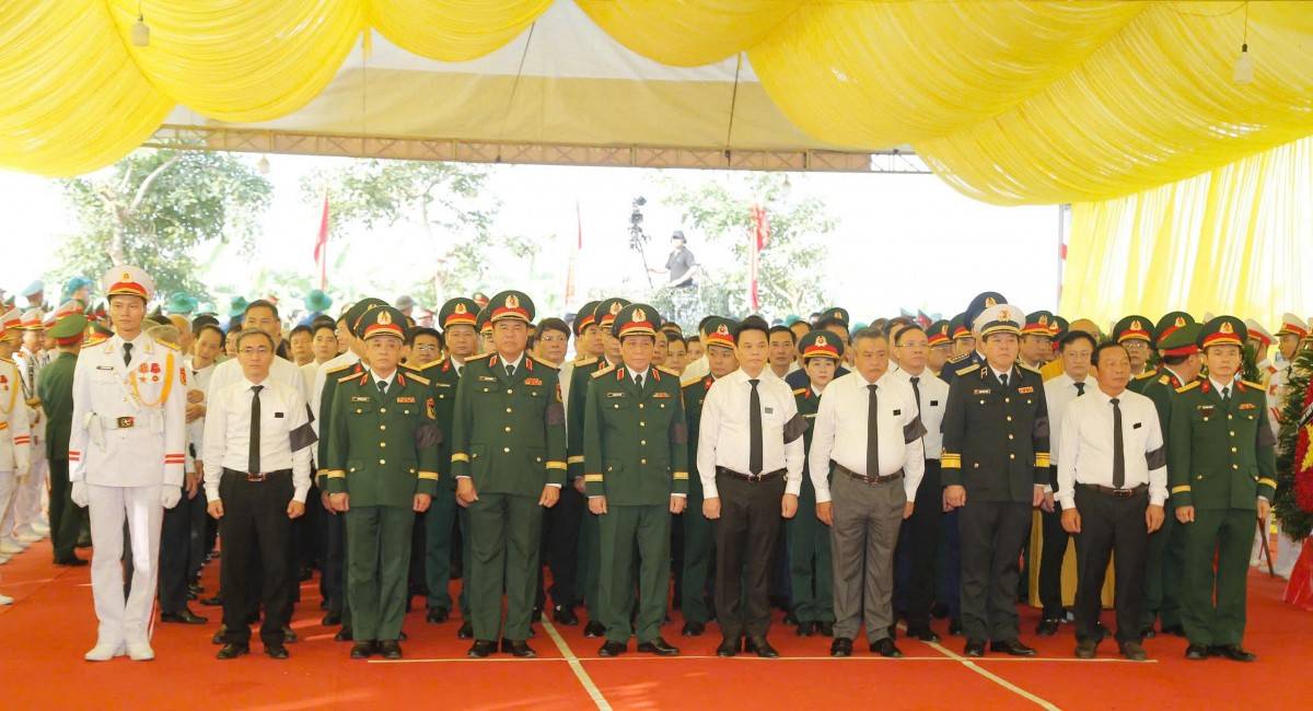 Các đại biểu dự Lễ viếng, truy điệu và an táng hài cốt liệt sĩ cùng đồng bào tử nạn tại khu Mả Chìa.(Ảnh do Báo và phát thanh, truyền hình Hải Phòng cung cấp)
