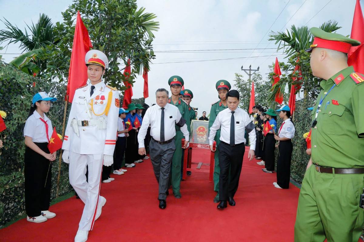 Lực lượng nghi lễ thực hiện nghi thức di chuyển hài cốt đến nơi an táng.(Ảnh do Báo và phát thanh, truyền hình Hải Phòng cung cấp)