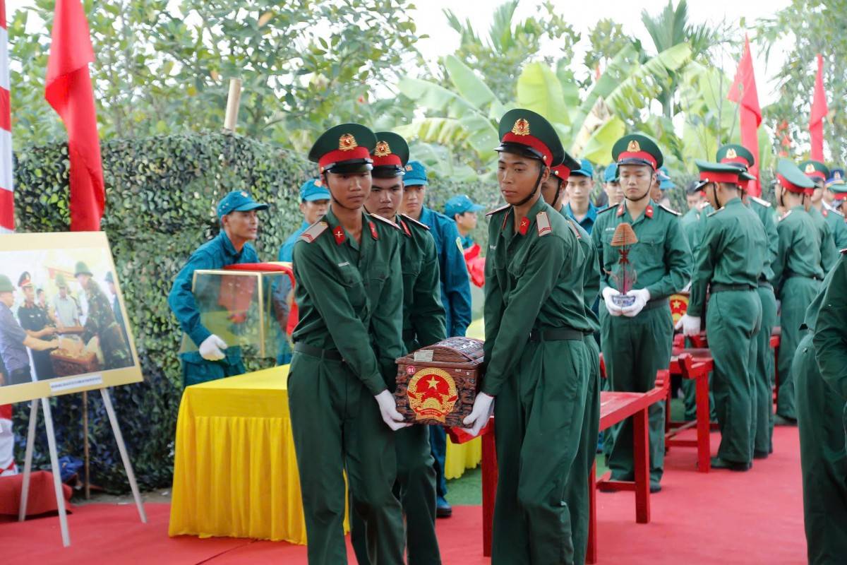 Lực lượng nghi lễ thực hiện nghi thức di chuyển hài cốt đến nơi an táng.(Ảnh do Báo và phát thanh, truyền hình Hải Phòng cung cấp)