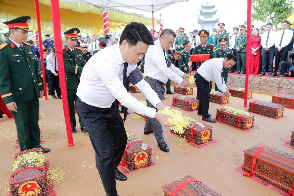 Các đại biểu thực hiện nghi thức tiễn đưa, an táng hài cốt liệt sĩ và đồng bào tử nạn.(Ảnh do Báo và phát thanh, truyền hình Hải Phòng cung cấp)