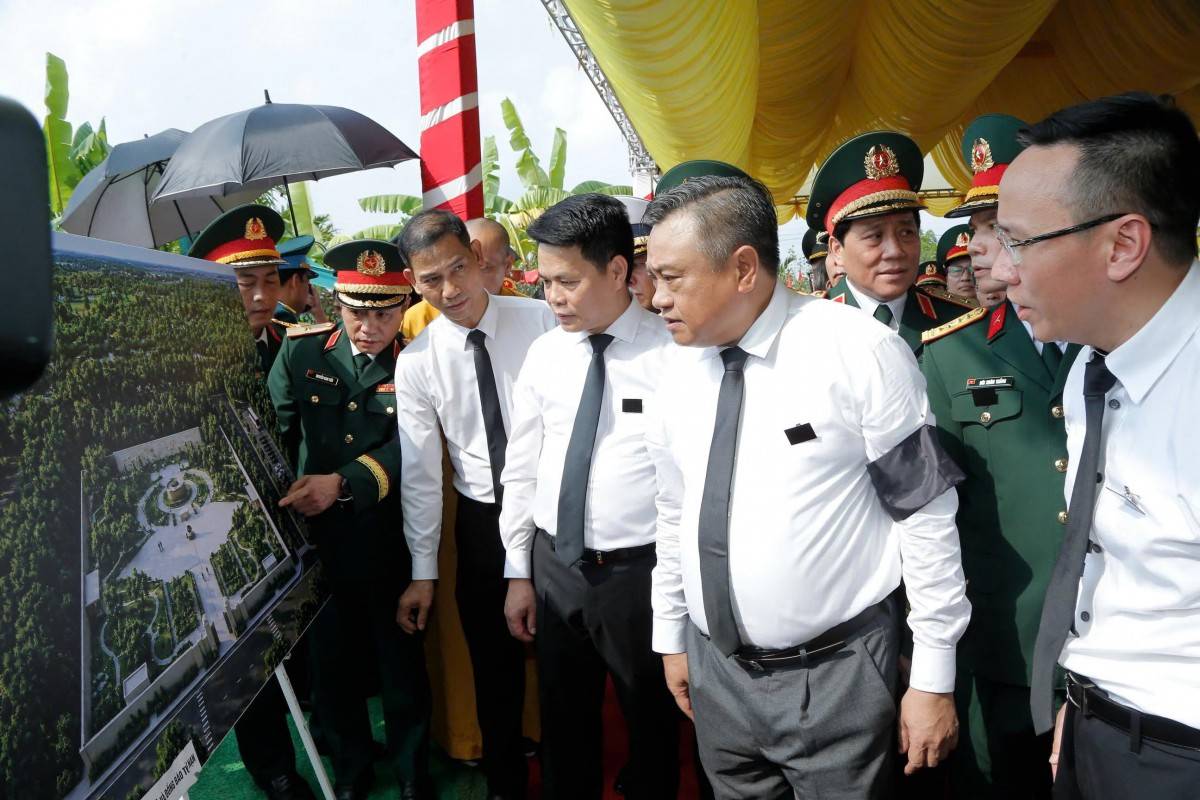 Các đại biểu nghe giới thiệu phương án quy hoạch, xây dựng Khu tưởng niệm các liệt sĩ và đồng bào tử nạn tại Mả Chìa. (Ảnh do Báo và phát thanh, truyền hình Hải Phòng cung cấp)