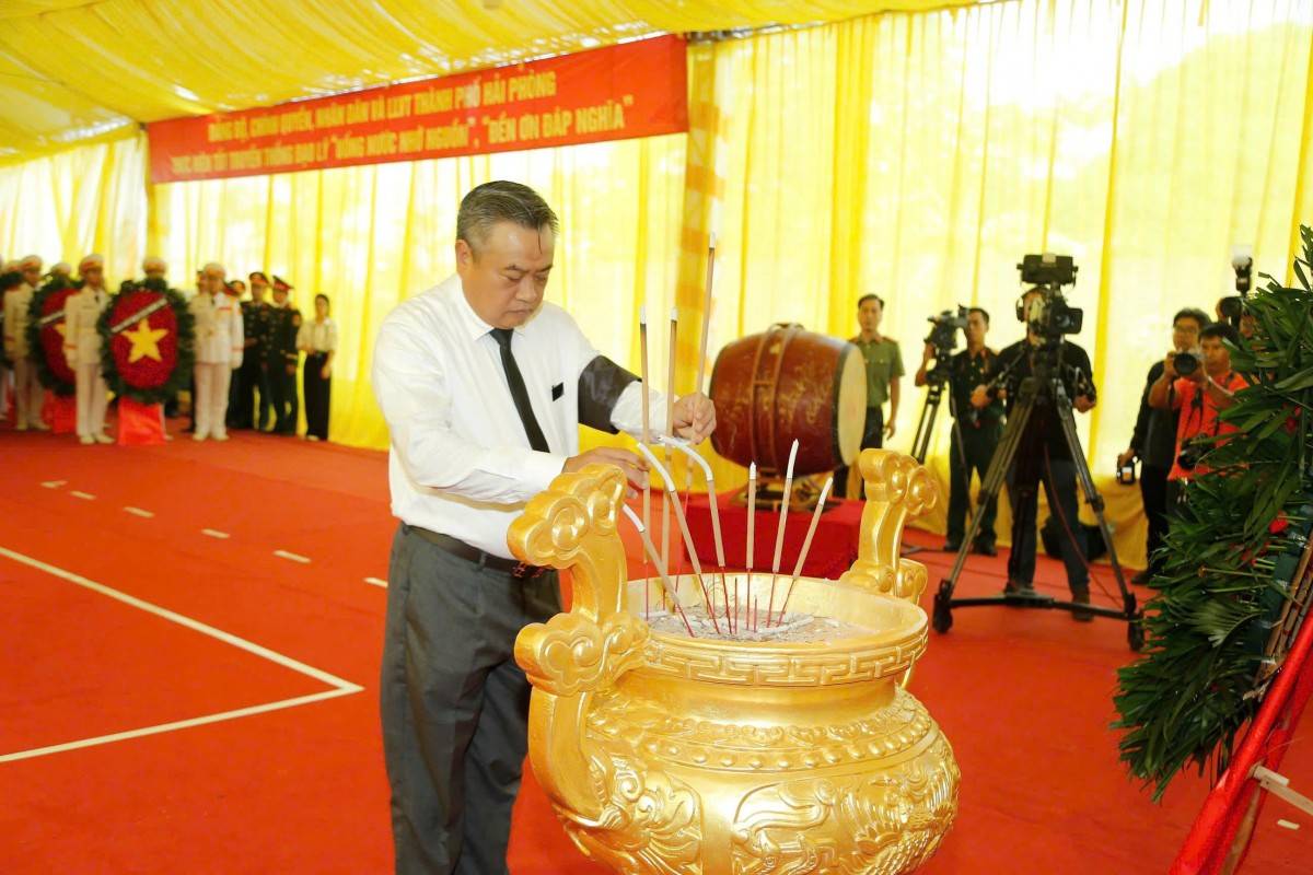 Đồng chí Trần Sỹ Thanh, Ủy viên Bộ Chính trị, Bí thư Trung ương Đảng, Chủ nhiệm Ủy ban Kiểm tra Trung ương dâng hương tại lễ truy điệu.(Ảnh do Báo và phát thanh, truyền hình Hải Phòng cung cấp)