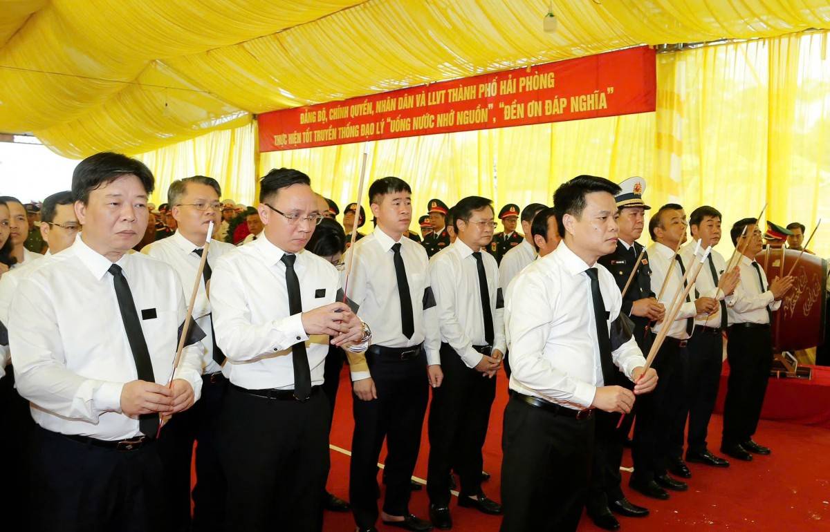 Các đại biểu thành kính dâng hương tưởng niệm các liệt sĩ và đồng bào tử nạn.(Ảnh do Báo và phát thanh, truyền hình Hải Phòng cung cấp)