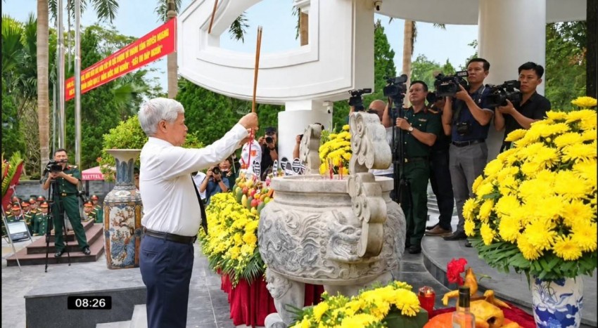 Đồng chí: Đỗ Văn Chiến, Uỷ viên Bộ Chính trị, Phó Chủ tịch Thường trực Quốc hội thay mặt lãnh đạo Đảng và Nhà nước thắp hương tưởng nhở các Anh hùng Liệt sỹ