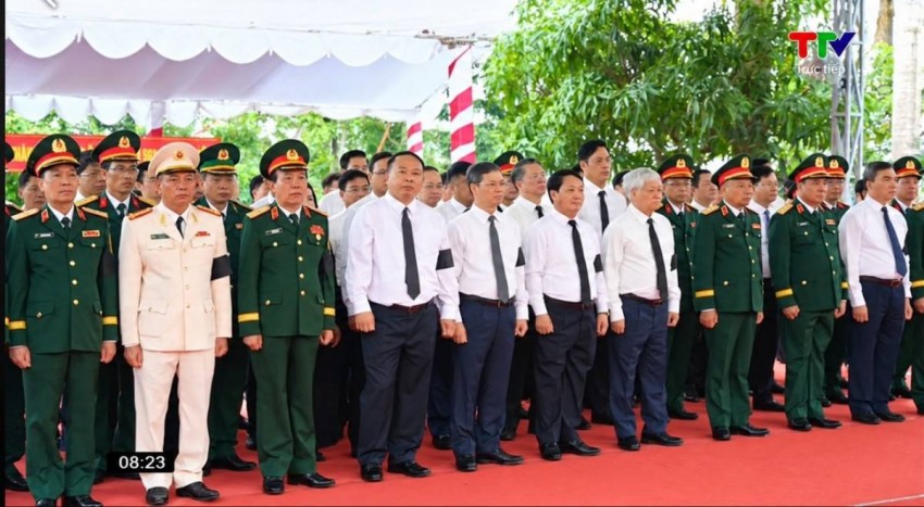 Các đại biểu lãnh đạo Đảng, Nhà nước và tỉnh Tuyên Quangdự Lễ truy điệu, an táng 93 hài cốt liệt sĩ