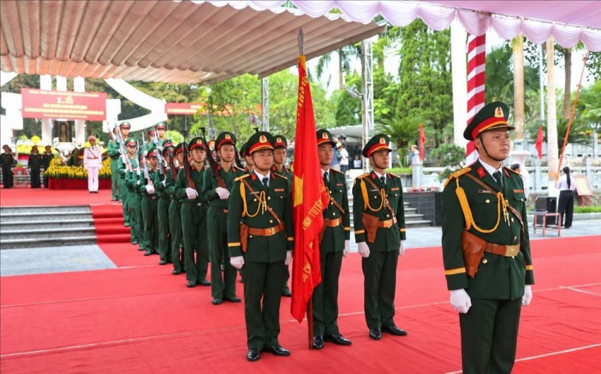 Đội danh dự tại Lễ truy điệu, an táng 93 hài cốt liệt sĩ tại Nghĩa trang Liệt sĩ quốc gia Vị Xuyên.