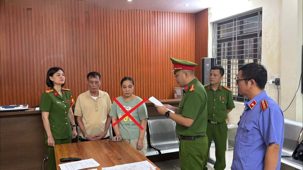 Cơ quan CSĐT Công an tỉnh Hưng Yên thi hành Lệnh bắt bị can để tạm giam đối với Bùi Thị Hoài