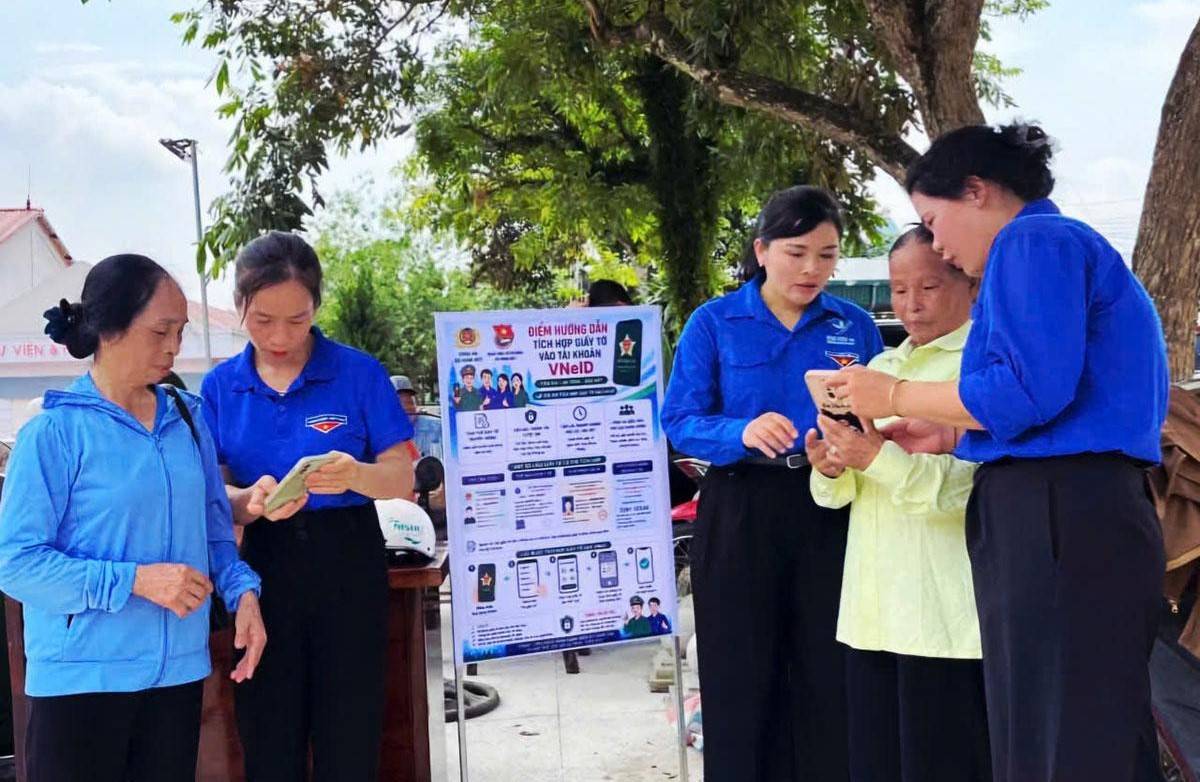 Đoàn viên, thanh niên xã Hùng Đức hướng dẫn người dân tiếp cận các tiện ích số.