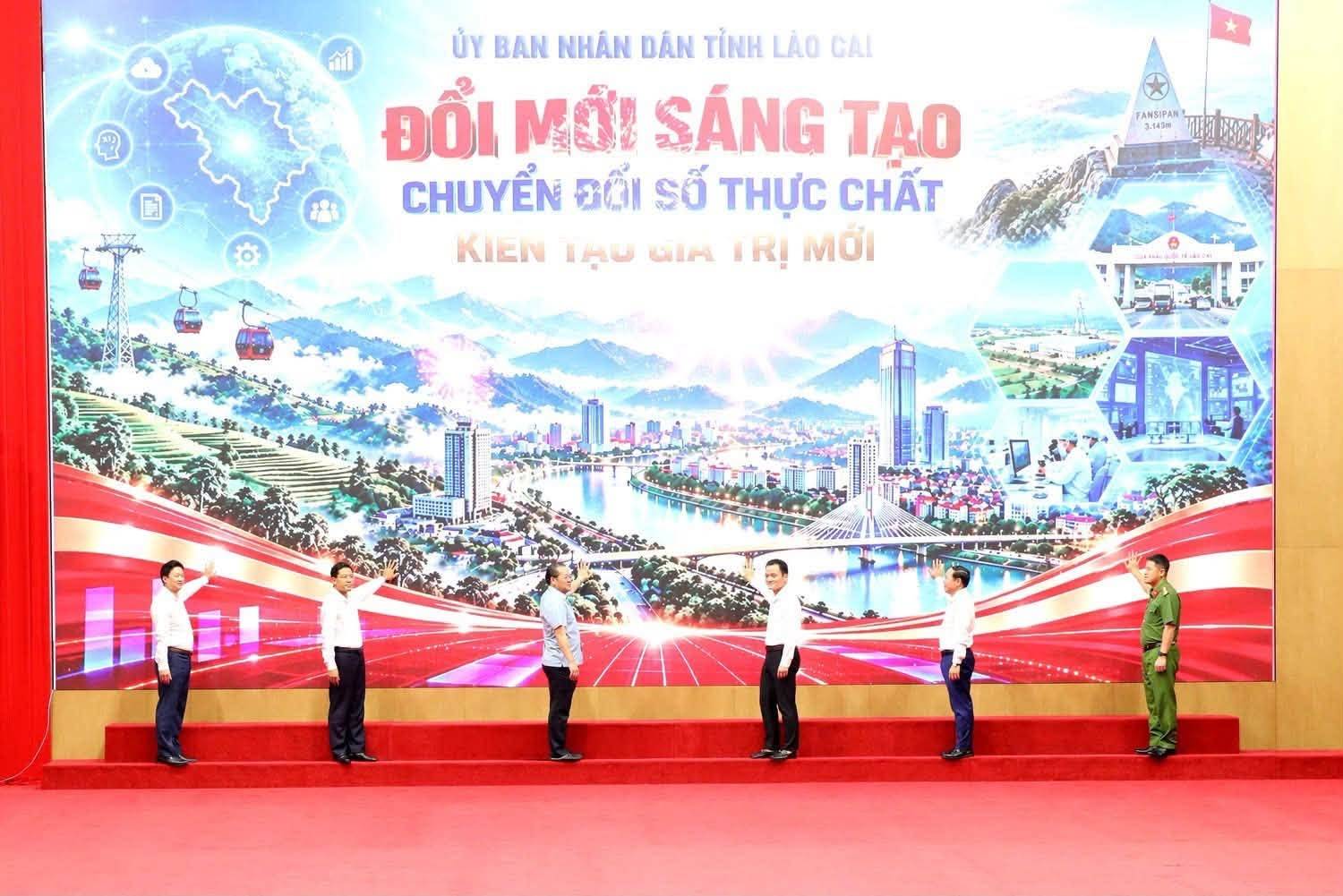 Phó Chủ tịch UBND tỉnh Giàng Quốc Hưng và đại diện lãnh đạo các sở, ngành thực hiện nghi thức bấm nút phát động hưởng ứng “Ngày Chuyển đổi số quốc gia 10/10”,