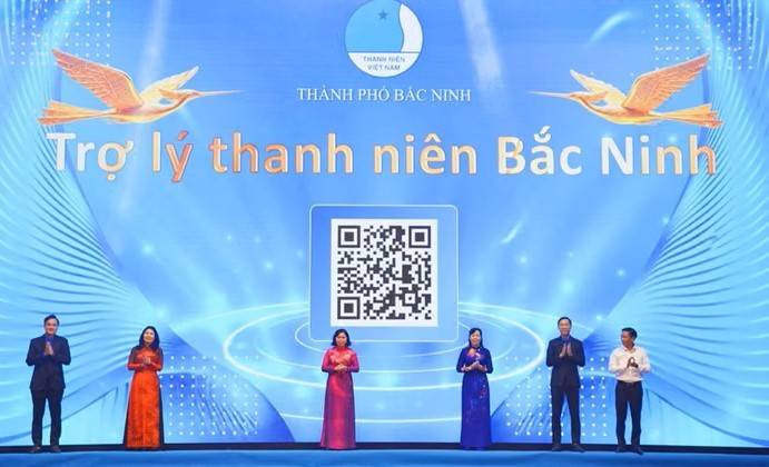 Các đồng chí lãnh đạo và các đại biểu chúc mừng ra mắt phần mềm AI Assistant - Trợ lý thanh niên Bắc Ninh.