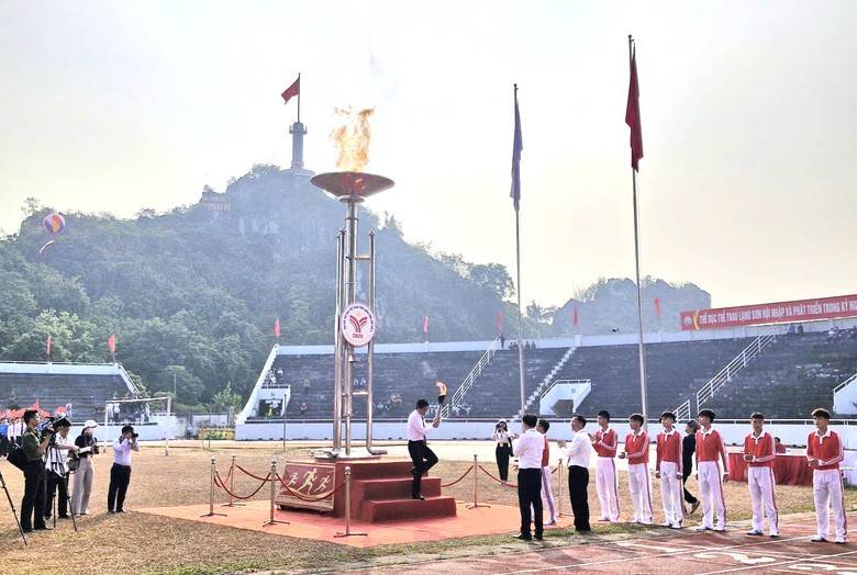 Bí thư Tỉnh ủy Lạng Sơn Hoàng Quốc Khánh thực hiện nghi thức thắp đuốc tại lễ khai mạc.