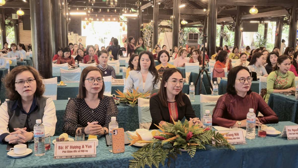 Lãnh đạo Hội LHPN, Hội Nông dân, Sở Nội vụ tỉnh Đắk Lắk và các đại biểu tham dự buổi gặp mặt.