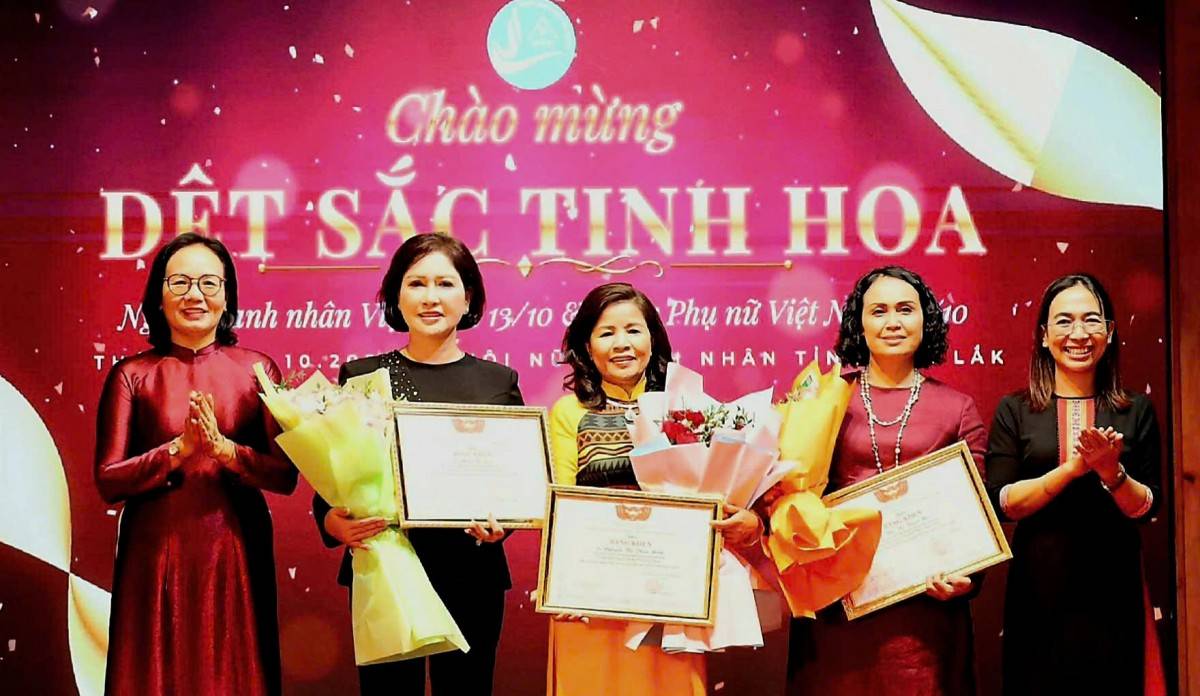 Ủy ban MTTQ Việt Nam tỉnh Đắk Lắk tặng bằng khen cho các nữ doanh nhân có nhiều đóng góp trong công tác an sinh xã hội.