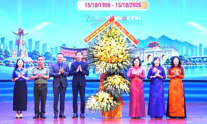 Các đồng chí lãnh đạo tặng hoa chúc mừng Ngày truyền thống Hội Liên hiệp Thanh niên Việt Nam. 