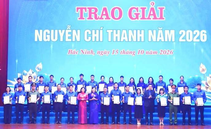 ãnh đạo trao giải Nguyễn Chí Thanh năm 2026 cho các thanh niên tiêu biểu.