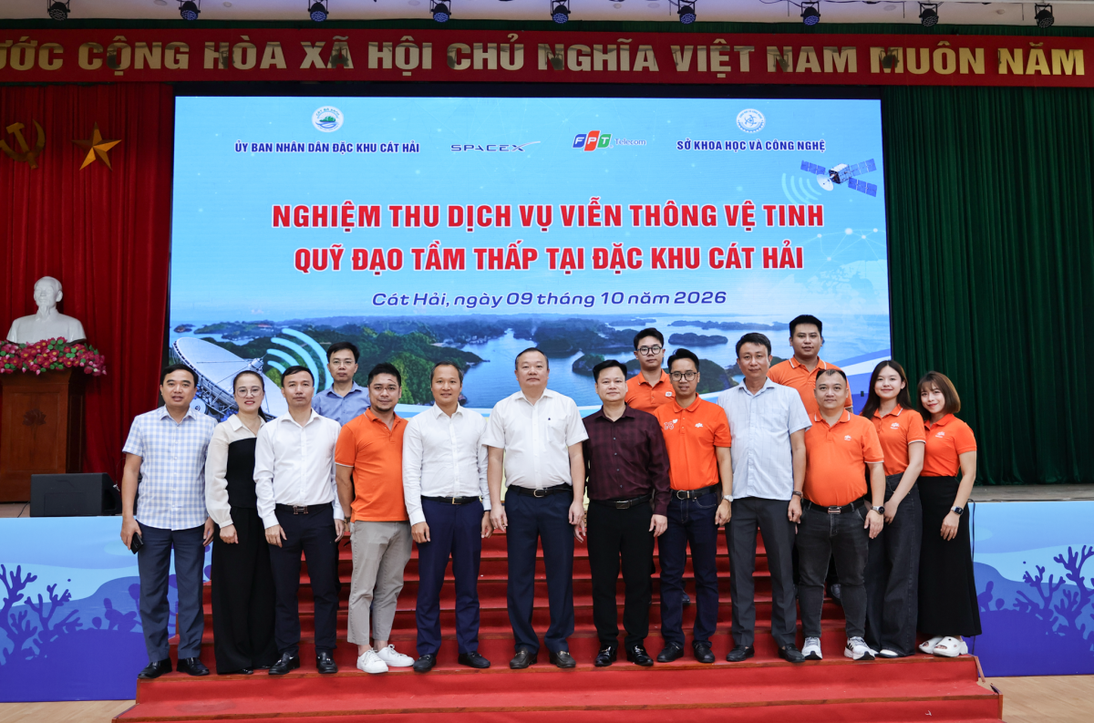 Các đại biểu chụp ảnh lưu niệm tại hội nghị nghiệm thu dịch vụ viễn thông vệ tinh quỹ đạo tầm thấp Starlink tại đặc khu Cát Hải.