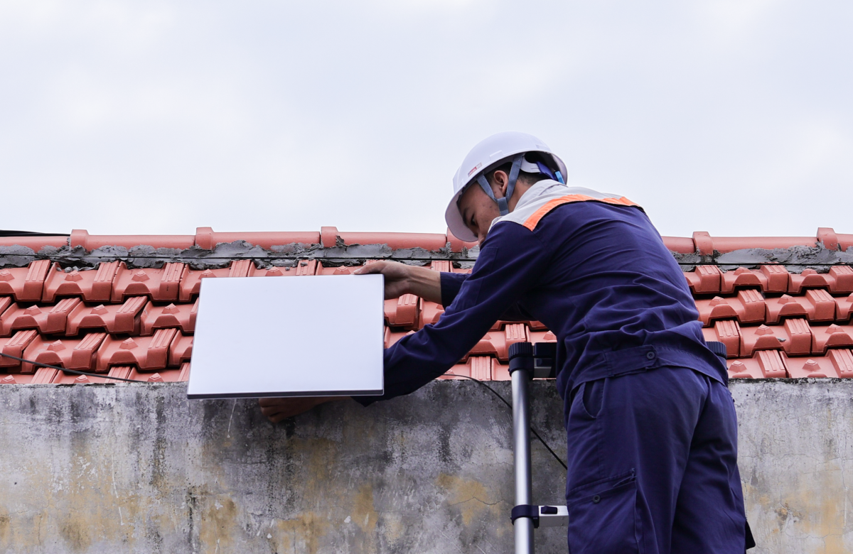 Lắp đặt thiết bị thu tín hiệu vệ tinh Starlink tại bến phà Gia Luận, đặc khu Cát Hải. Ảnh Cổng TT đặc khu Cát Hải
