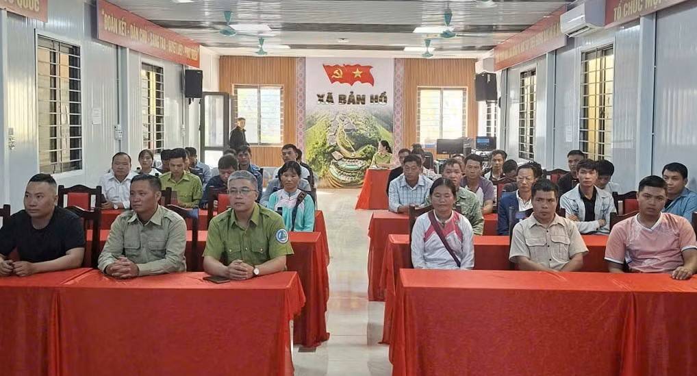 Đại biểu và người dân tham dự buổi tuyên truyền tại xã Bản Hồ.