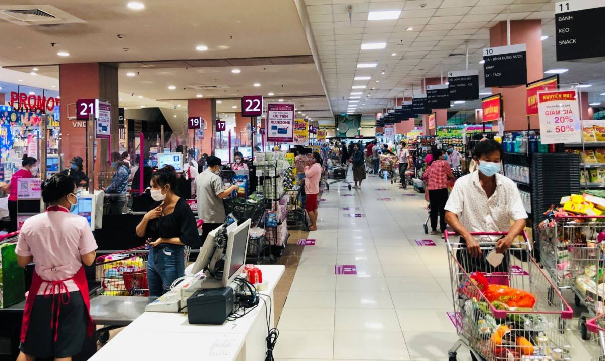 Trong những tháng cuối năm 2026, nhu cầu tiêu dùng, mua sắm phục vụ các dịp lễ, Tết và hoạt động sản xuất, kinh doanh dự kiến tăng theo quy luật; trong khi những yếu tố bất lợi từ tình hình kinh tế, chính trị thế giới, giá năng lượng, chi phí vận tải và nguy cơ gián đoạn nguồn cung vẫn có thể tiếp tục gây sức ép lên mặt bằng giá. 
