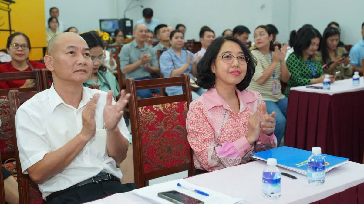 ông Nguyễn Nguyên Phương, Phó Giám đốc Sở Công Thương TP. Hồ Chí Minh (trái) và 