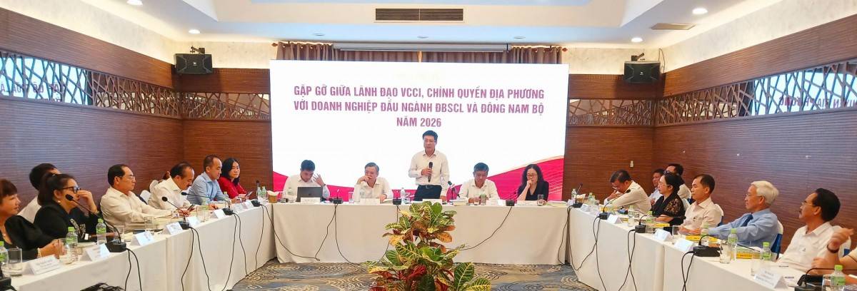 ông Hồ Sỹ Hùng, Chủ tịch Liên đoàn Thương mại và Công nghiệp Việt Nam (VCCI) đề nghị các doanh nghiệp tập trung phản ánh những khó khăn cụ thể, đồng thời đề xuất giải pháp có khả năng thực hiện ngay.