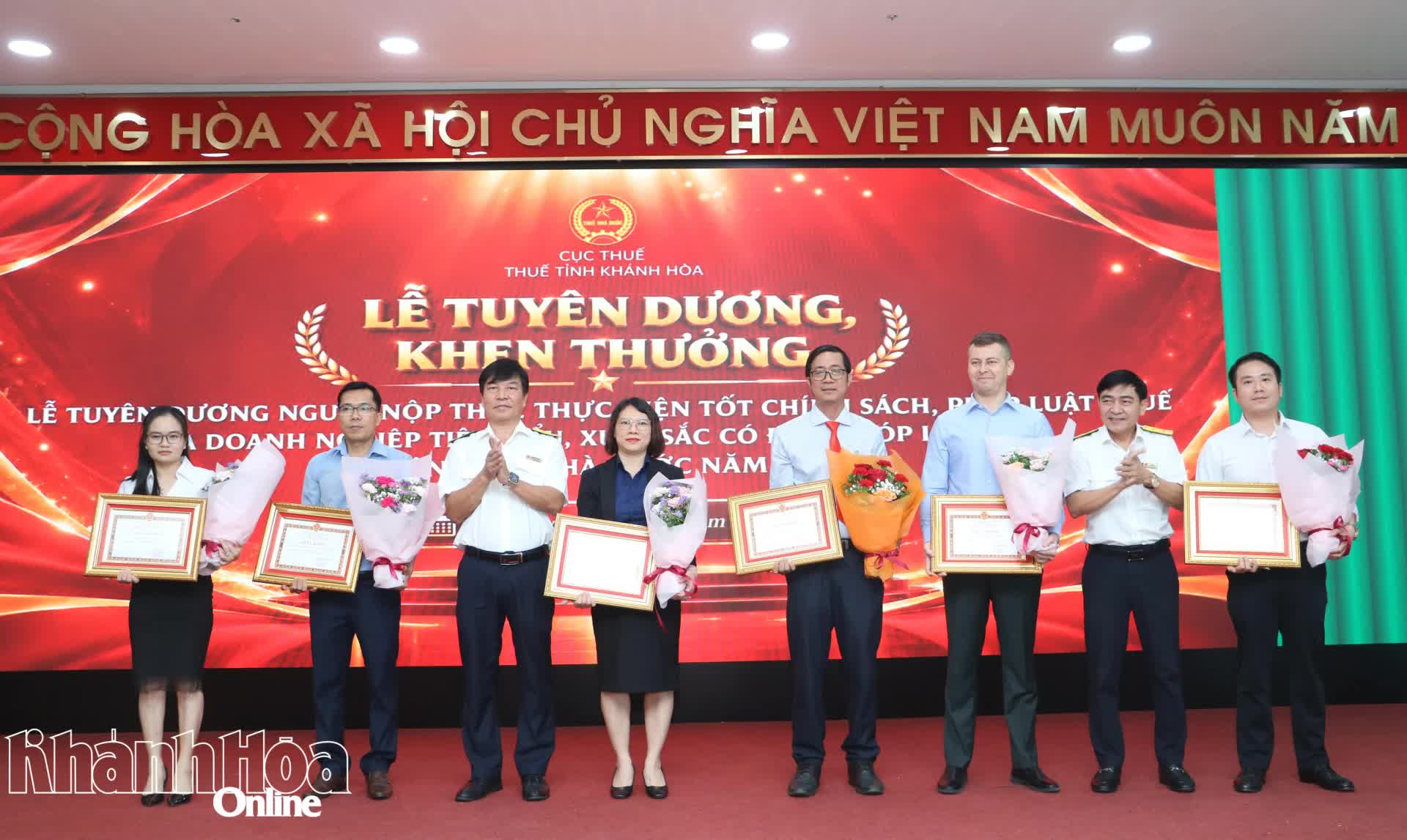 Thuế tỉnh Khánh Hòa tuyên dương 49 doanh nghiệp, người nộp thuế