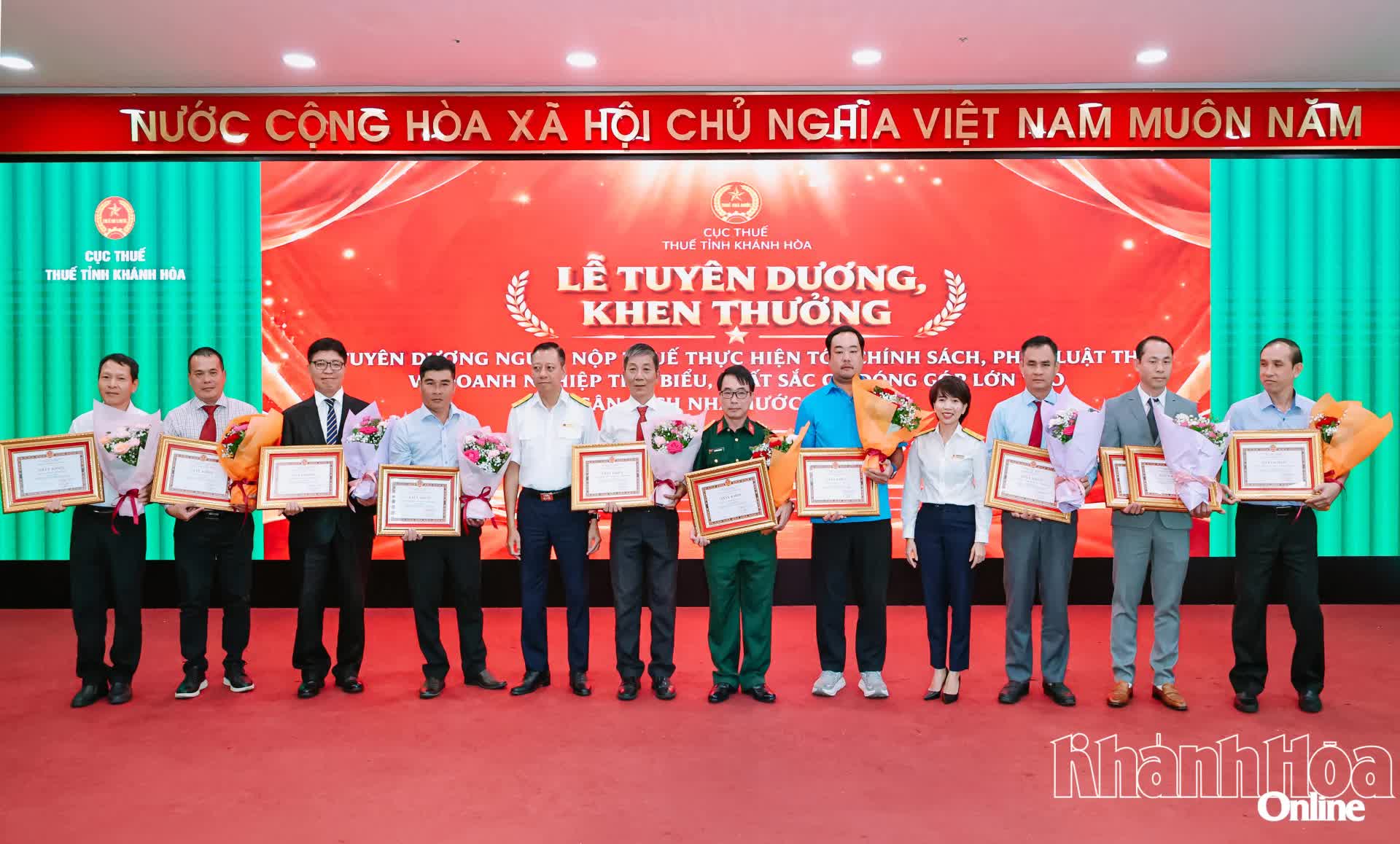 Thuế tỉnh Khánh Hòa tuyên dương 49 doanh nghiệp, người nộp thuế