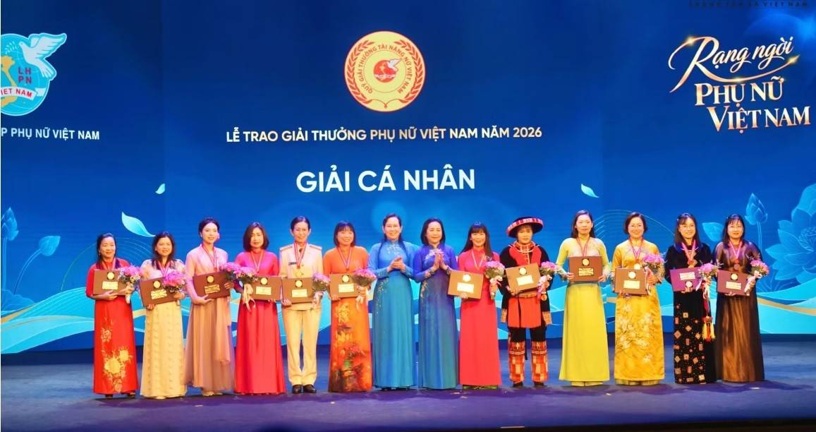 Chủ tịch Hội LHPN Việt Nam Lê Thị Thủy trao giải thưởng cho 12 cá nhân vinh dự nhận giải thưởng Phụ nữ Việt Nam 2026 - Ảnh: https://www.vietnam.vn