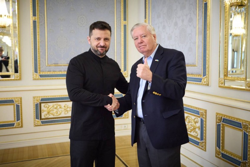 Tổng thống Ukraine đánh giá cao tầm quan trọng của Thượng nghị sĩ Mỹ Lindsey Graham (phải) trong chiến lược hành động của Washington với Moskva, đồng thời bày tỏ sự tiếc nuối trước sự ra đi đột ngột của ông Graham hồi tháng 7
