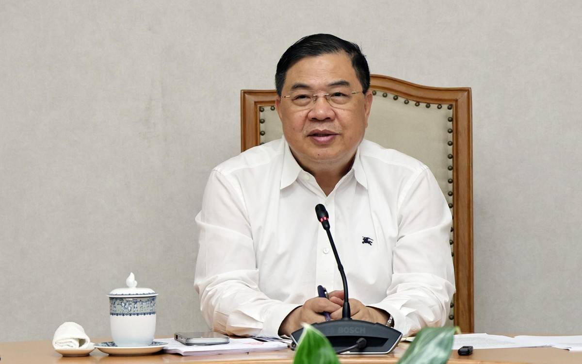 Phiên họp Ban Chỉ đạo Trung ương về chính sách nhà ở và thị trường bất động sản ngày 13/10/2026 đặt ra yêu cầu tiếp tục tháo gỡ vướng mắc và khơi thông nguồn lực. Phó Thủ tướng Thường trực Phạm Gia Túc làm việc với Bộ Xây dựng về thực hiện cắt giảm, đơn giản hóa thủ tục hành chính (TTHC), điều kiện kinh doanh - Ảnh: VGP/Phương Nguyên.