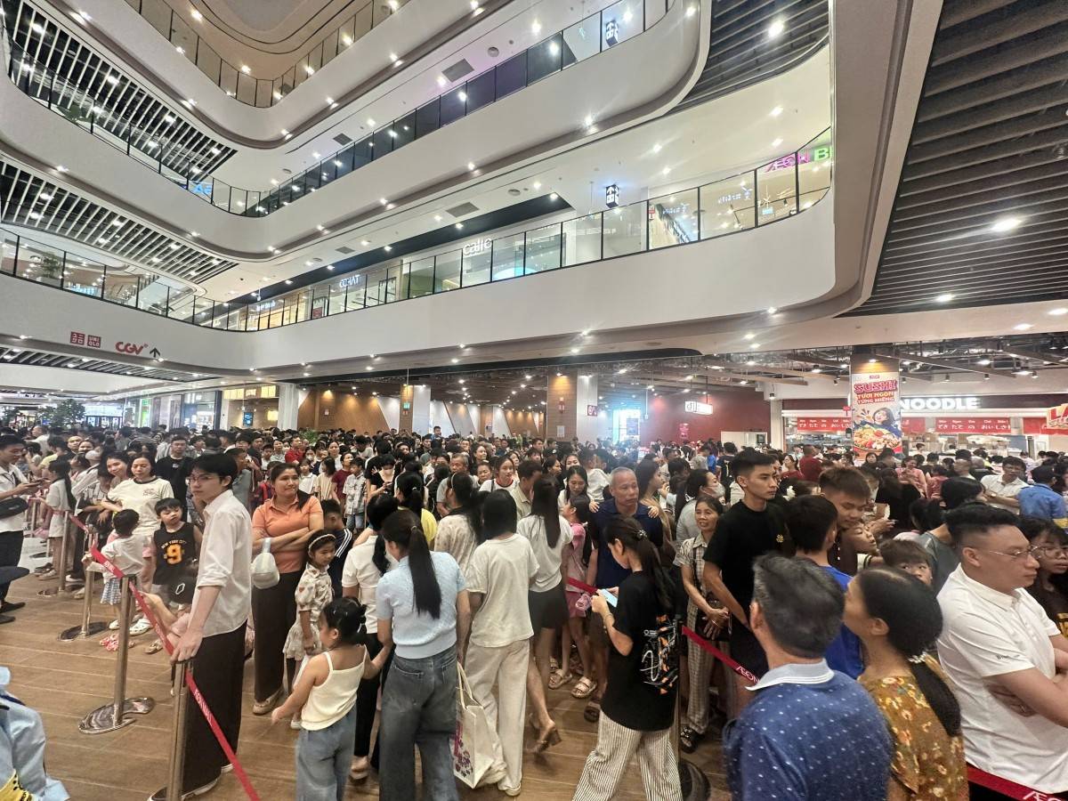 Ngày khai trương Trung tâm thương mại AEON MALL Thanh Hóa thu hút đông đảo người dân tham quan, mua sắm
