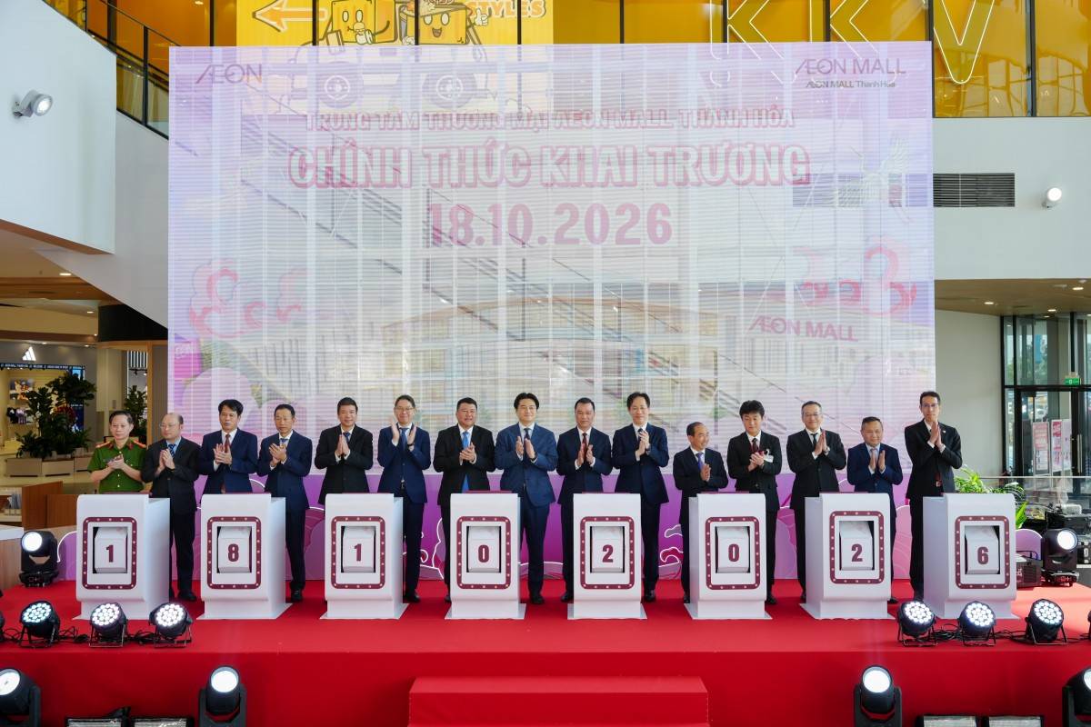 Các đại biểu thực hiện nghi thức khai trương Trung tâm Thương mại AEON MALL Thanh Hóa.