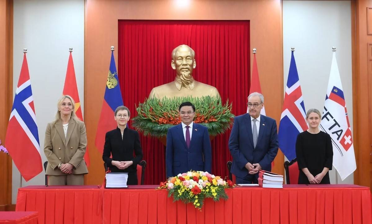 Bộ trưởng Công thương Lê Mạnh Hùng cùng đại diện các nước thành viên Hiệp hội Mậu dịch tự do châu Âu (EFTA), gồm: Ngài Guy Parmelin, Tổng thống kiêm Bộ trưởng Kinh tế Thụy Sĩ; bà Brigitte Haas, Thủ tướng kiêm Bộ trưởng Tài chính Liechtenstein; bà Þorgerður Katrín Gunnarsdóttir, Bộ trưởng Ngoại giao Iceland và bà Astrid Bergmål, Quốc vụ khanh Bộ Ngoại giao Na Uy ký kết Hiệp định Thương mại tự do Việt Nam-EFTA (VEFTA) - Ảnh: https://nhandan.vn
