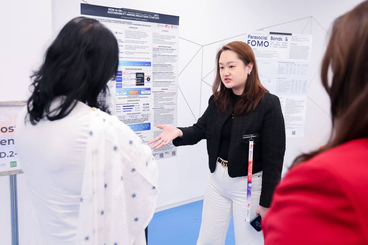 Tác giả Tan Yin Yee (Đại học Taylor’s, Malaysia) giới thiệu nghiên cứu về ứng dụng AI trong tiếp thị xanh ở các startup công nghệ tại phiên trình bày poster. (Ảnh: BUV)