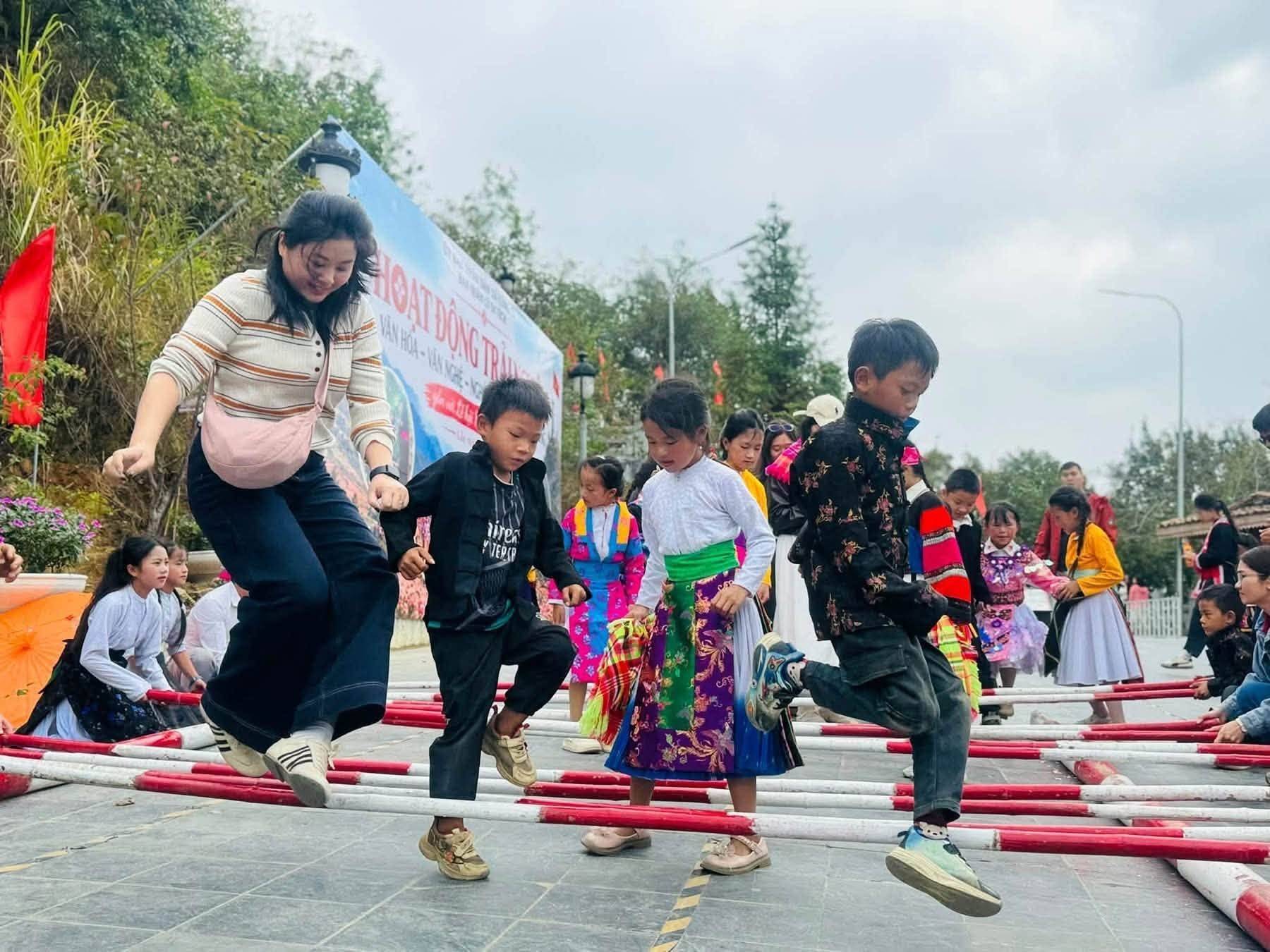 Rộn ràng dân ca, dân vũ giữa mùa hoa tam giác mạch ở Lũng Cú, Tuyên Quang