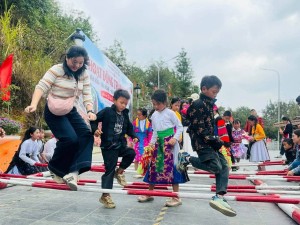 Rộn ràng dân ca, dân vũ giữa mùa hoa tam giác mạch ở Lũng Cú, Tuyên Quang