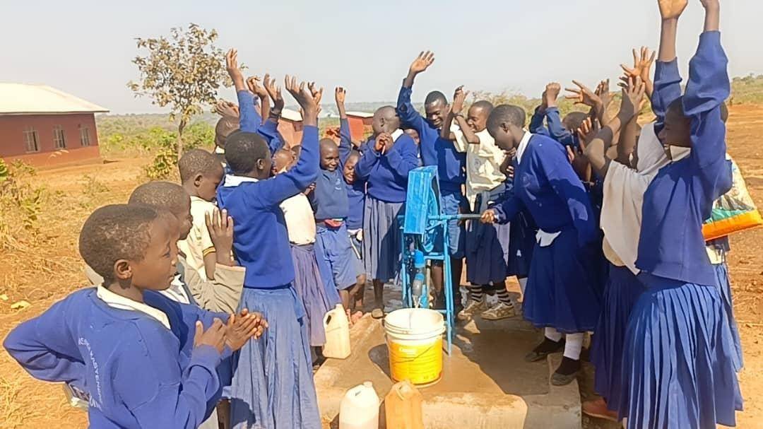 Mo Dewji Foundation tập trung vào giáo dục, chăm sóc sức khỏe và nước sạch, thể hiện cam kết thiện nguyện của Mohammed Dewji đối với cộng đồng Tanzania.