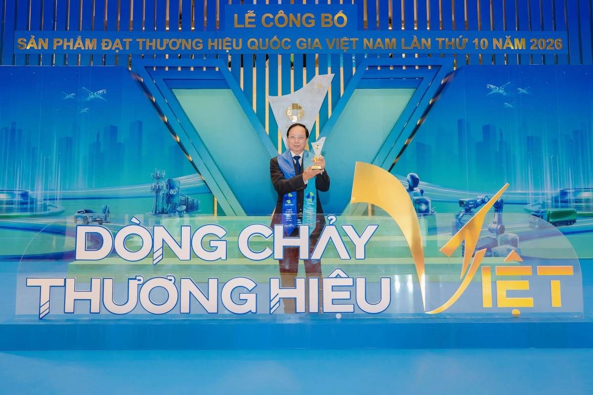 Ông Nguyễn Thành Đô- Phó Chủ tịch Hội đồng Quản trị HDBank- đại diện HDBank- nhận biểu trưng HDBank- Thương hiệu Quốc Gia 2026