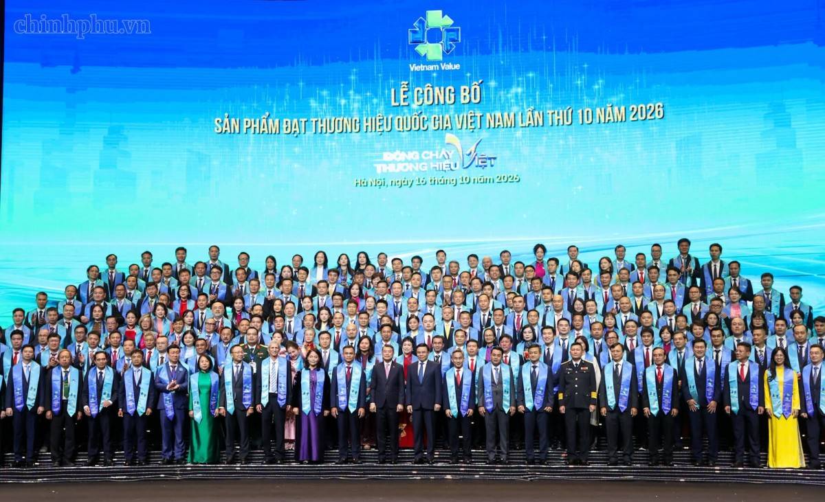 Thủ tướng Chính phủ Lê Minh Hưng cùng các đại biểu và đại diện doanh nghiệp tại Lễ công bố sản phẩm đạt Thương hiệu quốc gia Việt Nam 2026 — dấu mốc thể hiện sự ghi nhận và đồng hành của Chính phủ với cộng đồng doanh nghiệp trong xây dựng thương hiệu Việt, nâng cao năng lực cạnh tranh và vị thế quốc gia trên trường quốc tế.
