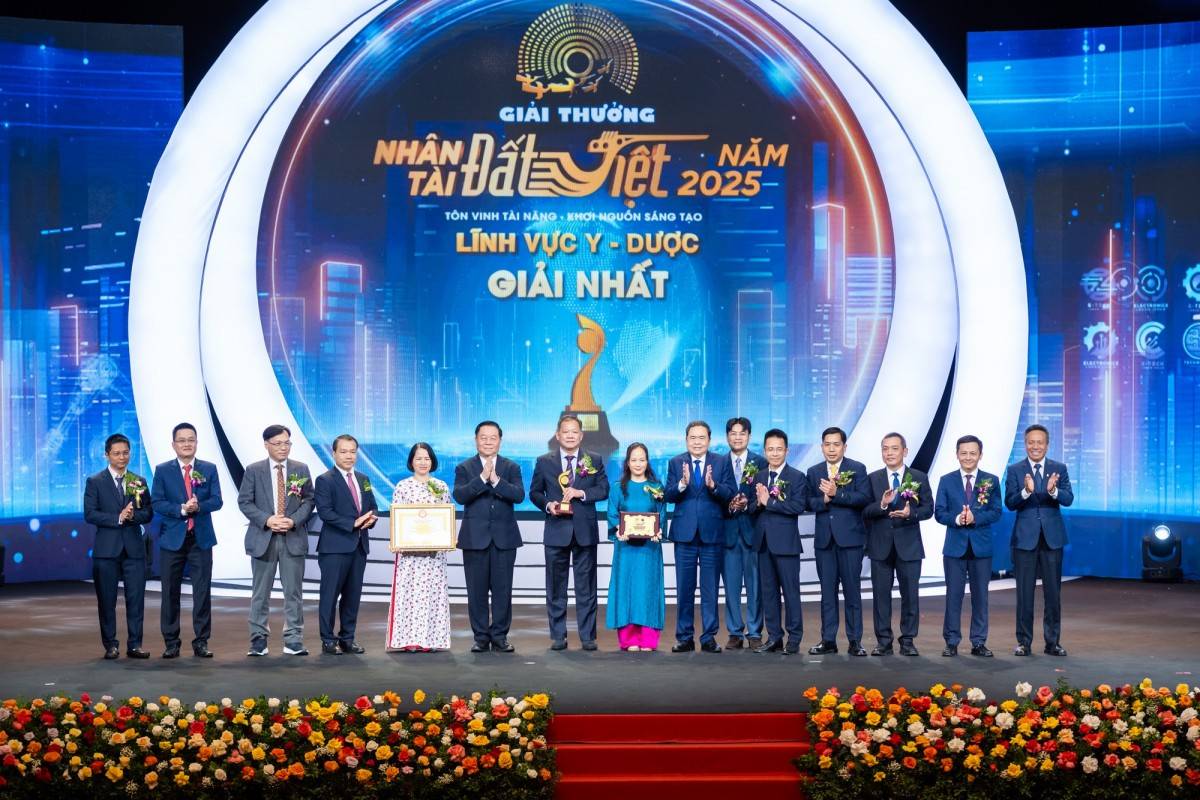Chủ tịch Quốc hội Trần Thanh Mẫn, Trưởng Ban Tuyên giáo và Dân vận Trung ương Nguyễn Trọng Nghĩa và Chủ tịch Hội đồng thành viên Tập đoàn VNPT Tô Dũng Thái trao 1 Giải Nhất thuộc lĩnh vực Y tế cho nhóm tác giả TS.BS Dương Đức Hùng và cộng sự, Bệnh viện Hữu nghị Việt Đức - Ảnh: VGP/PT
