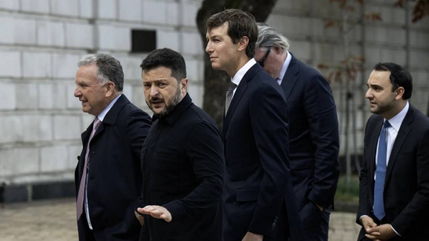Tổng thống Ukraine Volodymyr Zelensky (giữa) đã có cuộc điện đàm với các đặc phái viên Tổng thống Mỹ là Steve Witkoff (trái) và Jared Kushner (phải) vào ngày 18/10 nhằm thảo luận tình hình sau thoả thuận của Nhà Trắng với Điện Kremlin về năng lượng